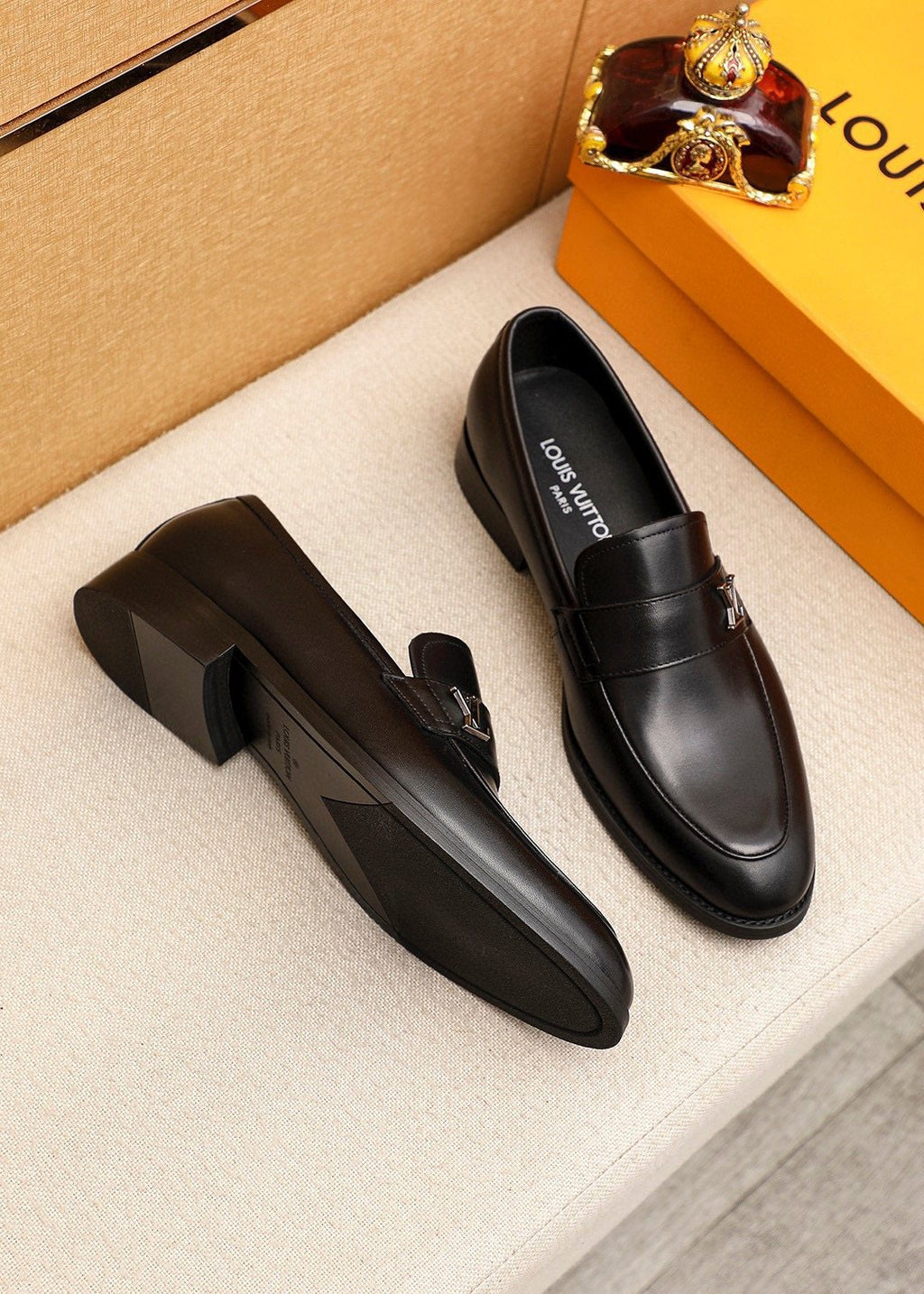 微商相册测试鞋子-Louis Vuitton Black LV Hardware Loafers — front