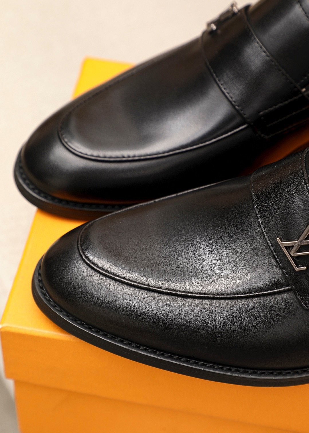 微商相册测试鞋子-Louis Vuitton Black LV Hardware Loafers — detail