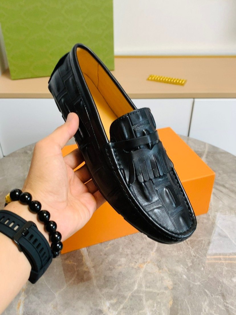 Men’s Black Tasseled Loafers — model