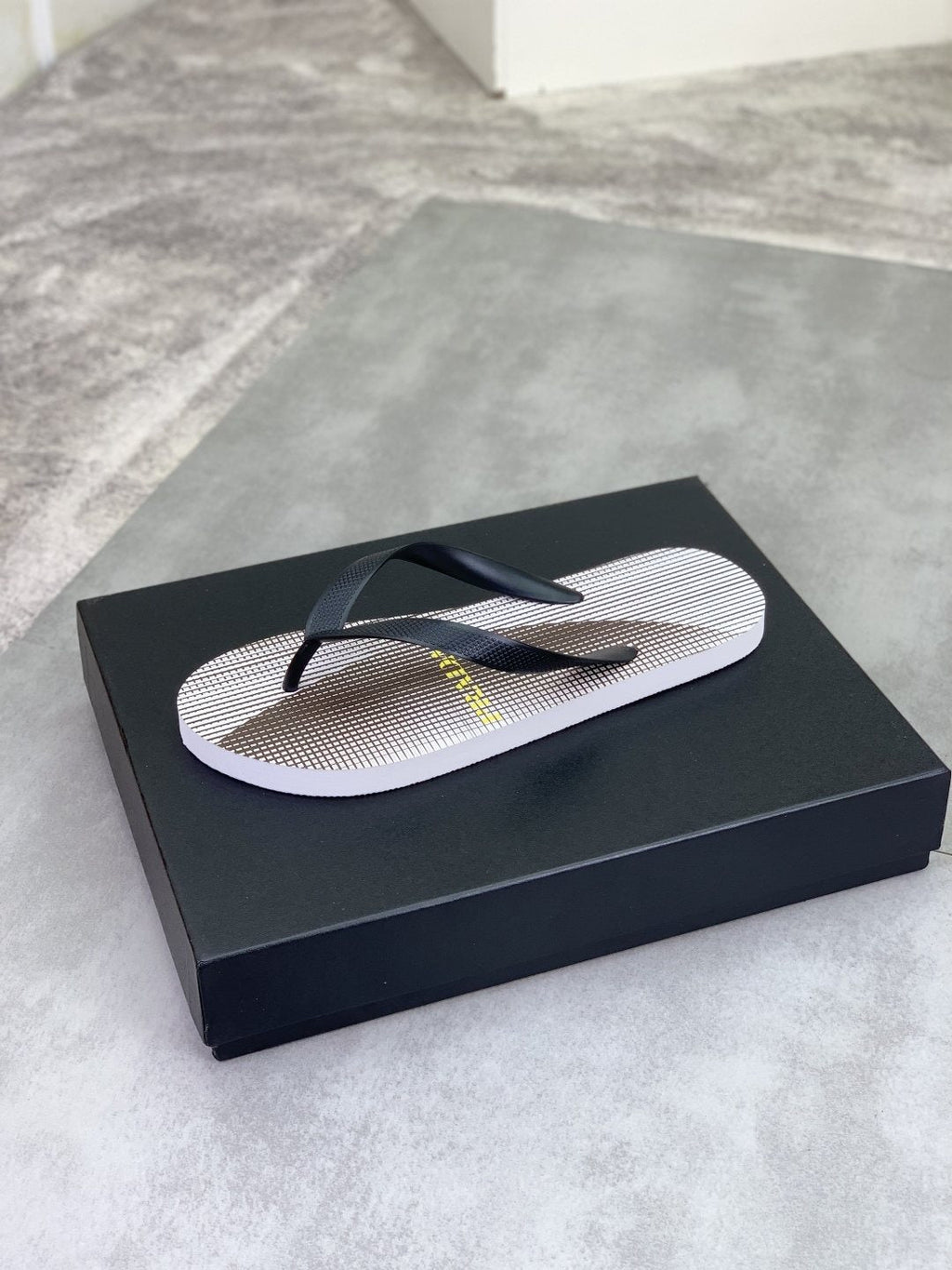 微商相册测试鞋子-Prada Striped Thong Flip-Flops — front