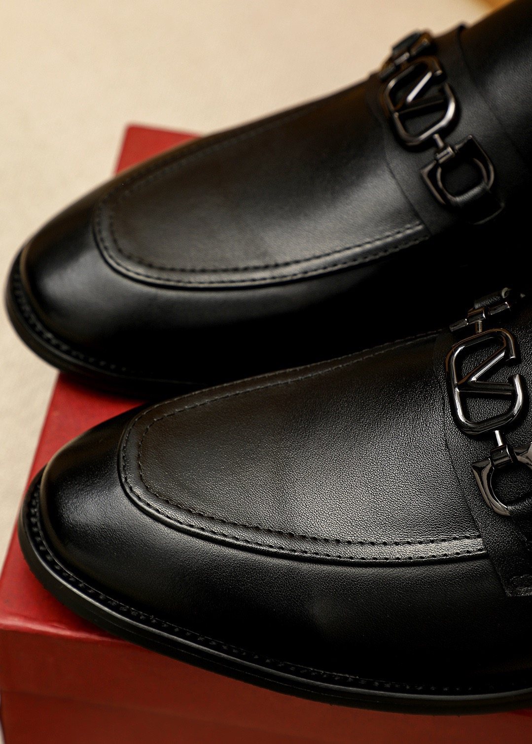 微商相册测试鞋子-Valentino Tapered Toe Loafers — detail